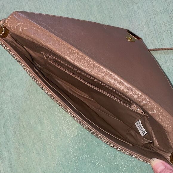 La Regale tan metal mesh magnetic closure bag, handmade in Hong Kong Vintage - Picture 6 of 16